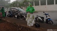 Beberapa pemotor menepi sejenak untuk memakai jas hujan.