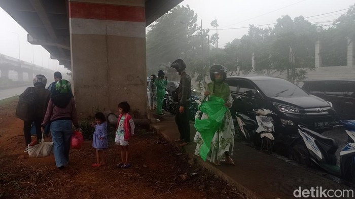 Potret Kolong Tol Becakayu yang Jadi Spot Favorit Berteduh Kolong Tol Becakayu, Pondok Kelapa, Jakarta Timur, selalu menjadi favorit warga terutama pemotor yang berteduh saat hujan deras.