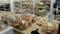 Toko roti milik keluarga ini dikenal punya roti dan pastry yang selalu hangat karena baru dipanggang. Ada roti, croissant, hingga donat. Foto: onlyinyourstate.com