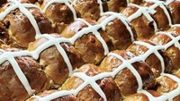 Salah satu roti yang paling favorit di sini yaitu cross buns. Bahkan dikabarkan cross buns disini menjadi yang paling enak di seluruh kota. Foto: onlyinyourstate.com