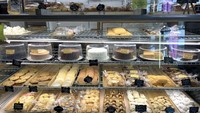Phlen’s Bakery juga terkenal dengan sajian kue dan cookies luar biasa. Mulai dari chocolate chip classic cookies, layer cake, hingga cookies dengan aneka icing.Foto: onlyinyourstate.com