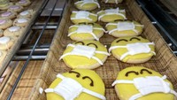 Di masa-masa paling menantang, Phlen’s Bakery berhasil bertahan. Mereka akhirnya terinspirasi untuk membuat cookies dengan karakter yang sedang menggunakan masker. Foto: onlyinyourstate.com