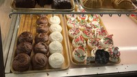 Mereka juga punya pilihan donat yang beragam. Donat bisa dipilih langsung di etalase kaca seperti ini. Foto: onlyinyourstate.com