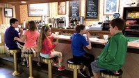 Phlen’s bakery selalu menjadi tempat hangat yang disukai banyak orang. Bahkan banyak anak kecil yang suka bersantai di bakery itu. Foto: onlyinyourstate.com