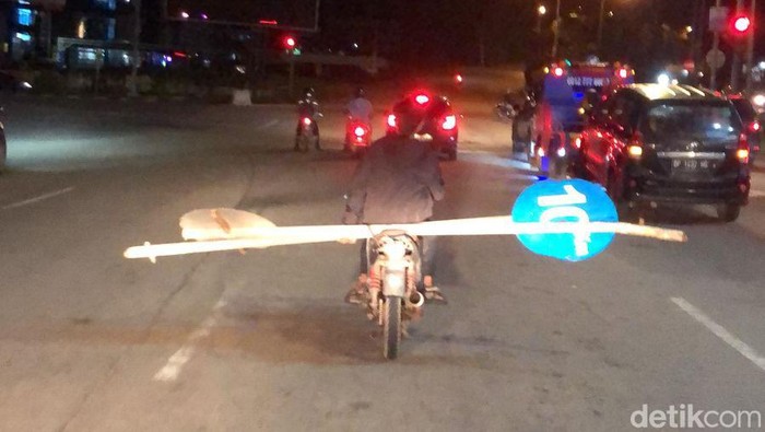 Pria di Batam bawa besi tiang rambu lalu lintas hasil curian dengan sepeda motor.