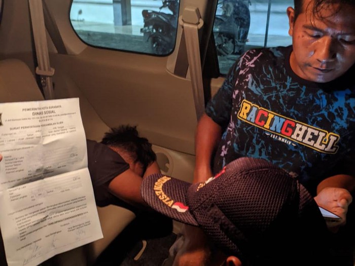 Pria yang nekat gantung diri di pohon mangga Polsek Gubeng saat dibawa ke Liponsos Surabaya