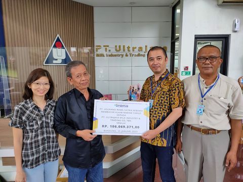PT. Asuransi Rama Satria Wibawa Membayar Klaim Marine Kargo Kepada PT. Ultrajaya Milk Industry & Trading Co. Tbk, di Bandung.