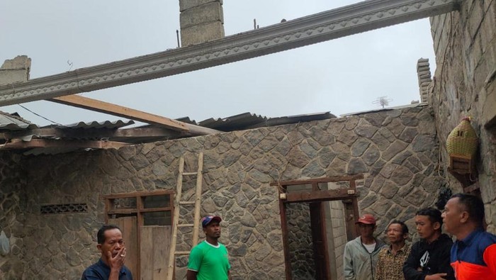 Rumah warga mengalami kerusakan pada atapnya.