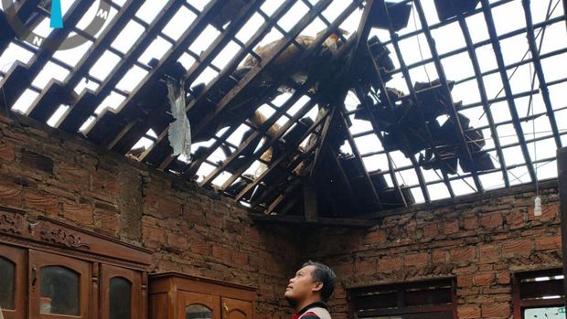 Rumah warga mengalami kerusakan pada atapnya.