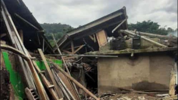 Rumah di Cianjur disapu angin kencang