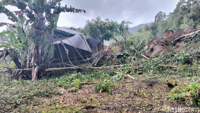 Rumah terdampak longsor di Toraja Utara, Sulawesi Selatan.