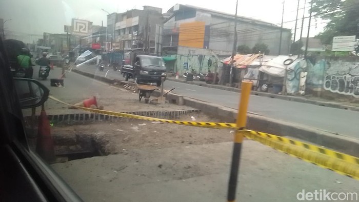 Salah satu titik di Jalan Dewi Sartika, Ciputat, Tangerang Selatan (Tangsel) amblas. Kemacetan parah terjadi imbas perbaikan jalan yang sedang dilakukan. (Dadan Kuswaraharja/detikcom)