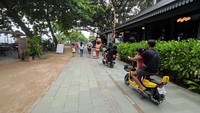 Apabila, pengunjung pantai enggan berlelah-lelah mengayuh sepeda, bisa juga menyewa sepeda listrik dengan harga Rp 30 ribu per jam, Sabtu (4/2/2023).