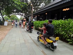 Apabila, pengunjung pantai enggan berlelah-lelah mengayuh sepeda, bisa juga menyewa sepeda listrik dengan harga Rp 30 ribu per jam, Sabtu (4/2/2023).