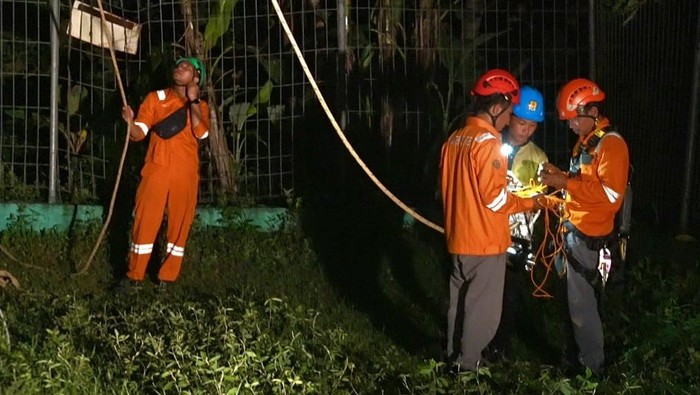 Sejumlah petugas melakukan pengecekan gangguan listrik di Madura