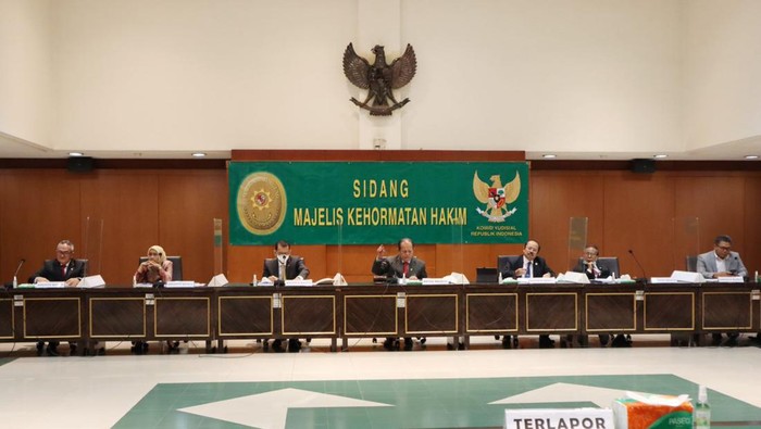 Sidang Majelis Kehormatan Hakim (MKH) memecat hakim yang poligami