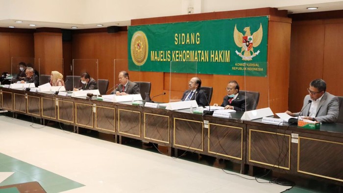 Sidang Majelis Kehormatan Hakim (MKH) memecat hakim yang poligami