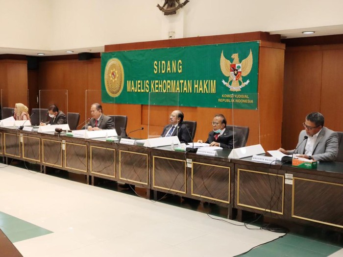 Sidang Majelis Kehormatan Hakim (MKH) memecat hakim yang poligami