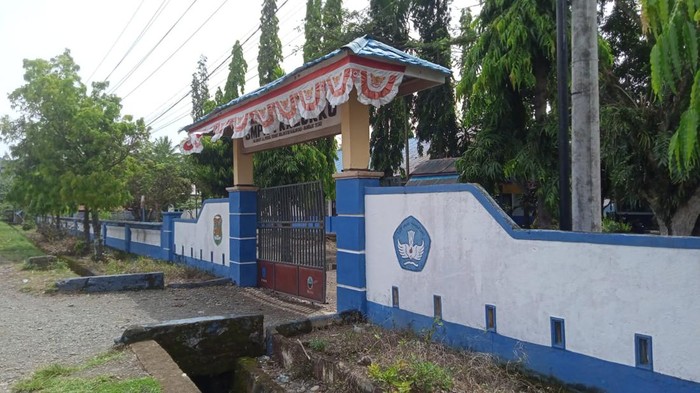 SMPN 1 Kalukku di Kabupaten Mamuju, Sulbar mewajibkan siswa membayar iuran Rp 150 ribu untuk pembangunan lapangan.