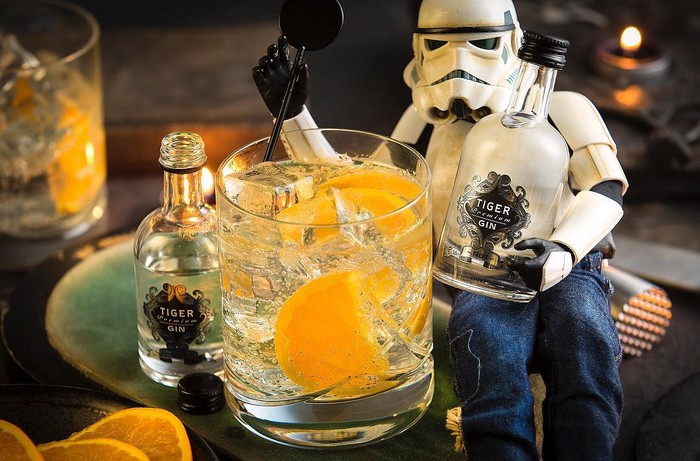 Stormtrooper ‘Star Wars’ Ini Hobinya Belanja Sayur dan Minum Jus