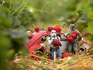 Stormtrooper Star Wars Ini Hobinya Belanja Sayur dan Minum Jus