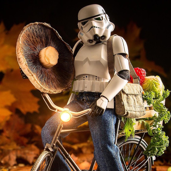 Stormtrooper ‘Star Wars’ Ini Hobinya Belanja Sayur dan Minum Jus Stormtrooper ‘Star Wars’ Ini Hobinya Belanja Sayur dan Minum Jus