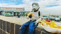 Terkenal melalui serial populer Star Wars, karakter Stormtrooper identik dengan robot berwarna putih yang melindungi Galactic Empire. Tapi di tangan fotografer ini, figur Stormtrooper berubah jadi sosok pria bernama Eric yang suka makan dan belanja sayuran. Foto: Instagram @darryljones