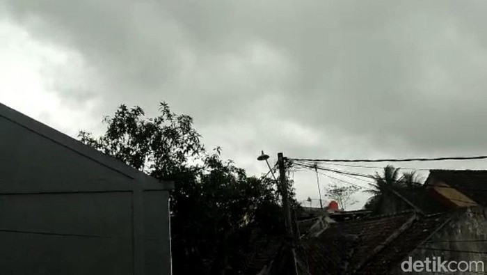Suasana saat angin kencang menerjang Kota Sukabumi.