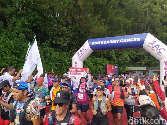 Suasana start Charity Ultra Running 100 Km di Parkiran Kebun Raya Gunung Tidar Kota Magelang, Sabtu (4/2/2023).