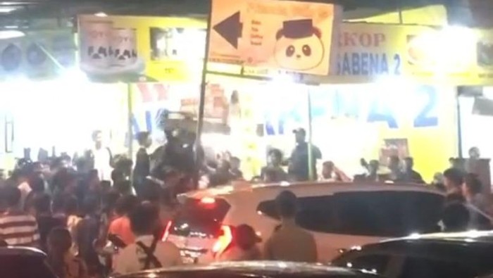 Tangkapan layar video viral bentrokan di Jalan Haji Misbah Medan