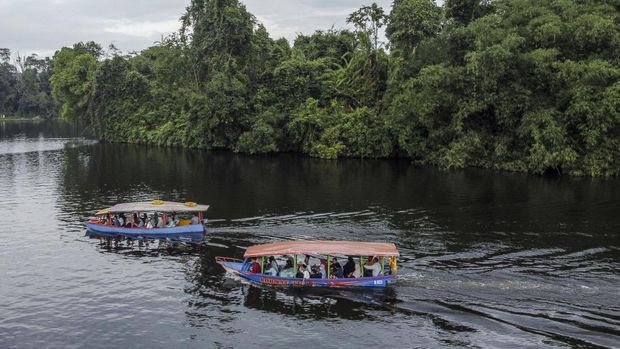 Foto udara wisata ziarah makam Prabu Sanghyang Borosngora di Situ Lengkong, Desa Panjalu, Kabupaten Ciamis, Jawa Barat, Sabtu (4/2/2023). Kementerian Pariwisata dan Ekonomi Kreatif menargetkan sebanyak 244 desa wisata dan 71.381 desa digital bersertifikasi sebagai desa wisata mandiri pada 2024, untuk menumbuhkan ekonomi kreatif di lingkungan setempat serta membuka lapangan kerja. ANTARA FOTO/Adeng Bustomi/rwa.