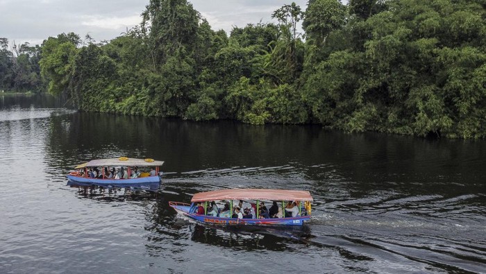 TARGET DESA WISATA Foto udara wisata ziarah makam Prabu Sanghyang Borosngora di Situ Lengkong, Desa Panjalu, Kabupaten Ciamis, Jawa Barat, Sabtu (4/2/2023). Kementerian Pariwisata dan Ekonomi Kreatif menargetkan sebanyak 244 desa wisata dan 71.381 desa digital bersertifikasi sebagai desa wisata mandiri pada 2024, untuk menumbuhkan ekonomi kreatif di lingkungan setempat serta membuka lapangan kerja. ANTARA FOTO/Adeng Bustomi/rwa.