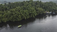 Foto udara wisata ziarah makam Prabu Sanghyang Borosngora di Situ Lengkong, Desa Panjalu, Kabupaten Ciamis, Jawa Barat, Sabtu (4/2/2023).