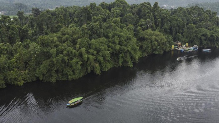 TARGET DESA WISATA Foto udara wisata ziarah makam Prabu Sanghyang Borosngora di Situ Lengkong, Desa Panjalu, Kabupaten Ciamis, Jawa Barat, Sabtu (4/2/2023). Kementerian Pariwisata dan Ekonomi Kreatif menargetkan sebanyak 244 desa wisata dan 71.381 desa digital bersertifikasi sebagai desa wisata mandiri pada 2024, untuk menumbuhkan ekonomi kreatif di lingkungan setempat serta membuka lapangan kerja. ANTARA FOTO/Adeng Bustomi/rwa.