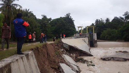 Tembok penahan tanggul Oesao di Kupang Timur jebol karena intensitas hujan yang tinggi. Dikhawatirkan ribuan rumah warga di sekitar terendam banjir.