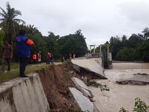 Tanggul Oesao Jebol, Warga Segera Mengungsi