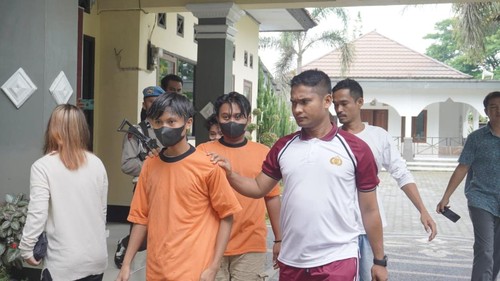 Tiga pelajar menyerahkan diri ke Polisi Lombok Barta setelah mengeroyok seorang pria. Insiden itu terjadi ketika mereka mabuk bareng di sebuah kafe.