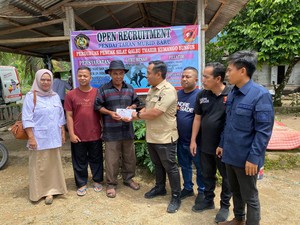 Andre Rosiade Beri Bantuan ke Perguruan Pencak Silat di Bungus