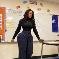 Aku bisa mengerti mengapa beberapa orang tua bilang ingin kamu dipecat. Kamu berada di kelas mengambil foto Instagram dengan memperlihatkan bokongmu itu sangat tidak sopan, Ini terlihat gila dan tampaknya kamu sangat ingin like Seberapa putus asanya kamu menunjukkan tubuh di depan anak-anak, tulis netizen yang kontra. Foto: Instagram