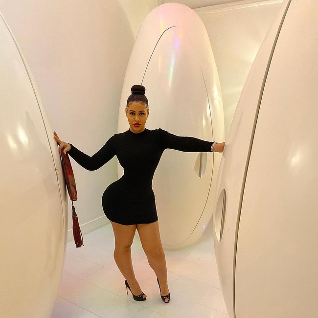 Wanita yang menyebut dirinya seniman dan influencer itu memang memiliki bentuk tubuh jam pasir. Apapun yang dikenakannya pasti menonjolkan fitur tersebut. Aku adalah guru yang baik dan aku menciptakan dan mengajarkan seni. Ada orang-orang yang membelaku tanpa aku harus bilang apa-apa karena pekerjaanku bagus, katanya. Foto: Instagram