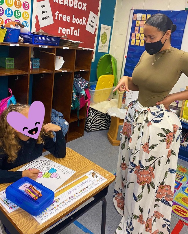 Dalam berbagai video, wanita asal Montana, AS tersebut tidak pernah terlihat mengenakan baju seksi. Tapi ia memang kerap mengenakan baju yang menonjolkan lekukan tubuh. Karena itu, gayanya disebut tidak pantas bahkan dianggap hanya ingin like. Foto: Instagram