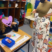 Dalam berbagai video, wanita asal Montana, AS tersebut tidak pernah terlihat mengenakan baju seksi. Tapi ia memang kerap mengenakan baju yang menonjolkan lekukan tubuh. Karena itu, gayanya disebut tidak pantas bahkan dianggap hanya ingin like. Foto: Instagram