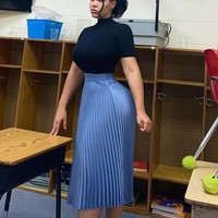 Kebanyakan gaya yang ditampilkannya tampak rapi dan pantas untuk diterapkan di tempat kerja. Tapi tak sedikit orang yang menganggap sebaliknya. Foto: Instagram