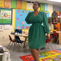 Seorang guru seni yang dikenal sebagai Toybox Dollz sering mengunggah penampilannya ketika mengajar di kelas. Wanita tersebut menampilkan berbagai gaya semi formal. Foto: Instagram