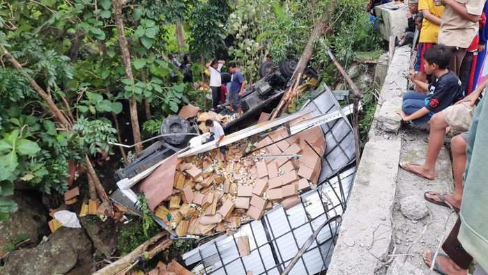 Kondisi truk terguling di jalan Salatiga-Karanggede.
.