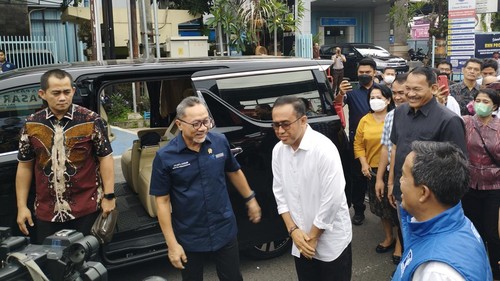 Wali Kota Denpasar I Gusti Ngurah Jaya Negara saat mendampingi Menteri Perdagangan Zulkifli Hasan di Pasar Kreneng, Denpasar, Sabtu (4/2/2023).