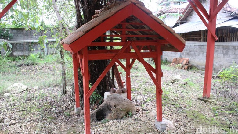 Watu nganten berada di pinggir pemakaman umum Ngelobener, Kelurahan Jepon, Kecamatan Jepon, Kabupaten Blora, Sabtu (4/2/2023). Watu ngantendi pinggir permakaman umum Dukuh Ngelobener, Kelurahan Jepon, Kecamatan Jepon, Kabupaten Blora, Sabtu (4/2/2023).