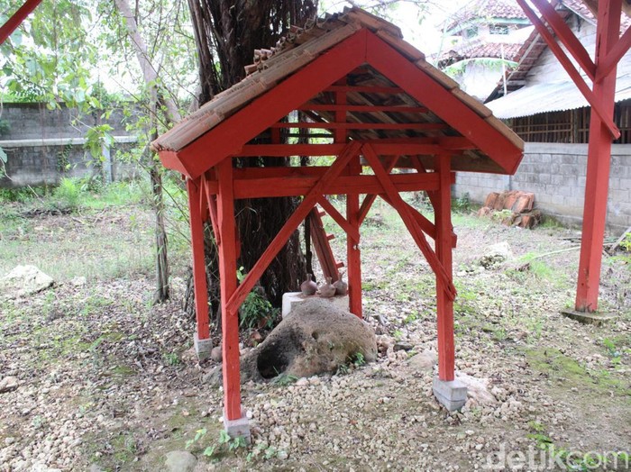 Watu ngantendi pinggir permakaman umum Dukuh Ngelobener, Kelurahan Jepon, Kecamatan Jepon, Kabupaten Blora, Sabtu (4/2/2023).