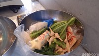 Bahan Malatangnya ditentukan minimal harus mencapai 400 gram. Kemudian isian tersebut akan dimasak dan pelanggan tinggal menunggu malatangnya matang. Foto: detikcom/Diah Afrilian