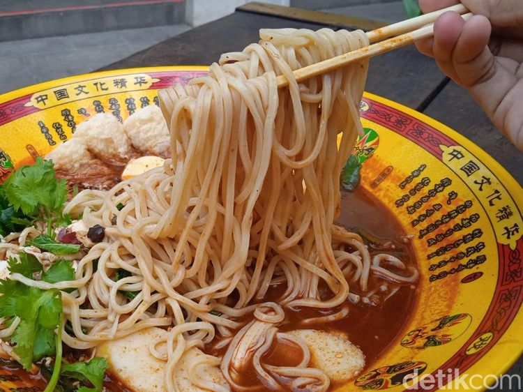 Slurpp! Bebas Racik Sendiri Malatang yang Pedas Menyengat di Restoran Ini